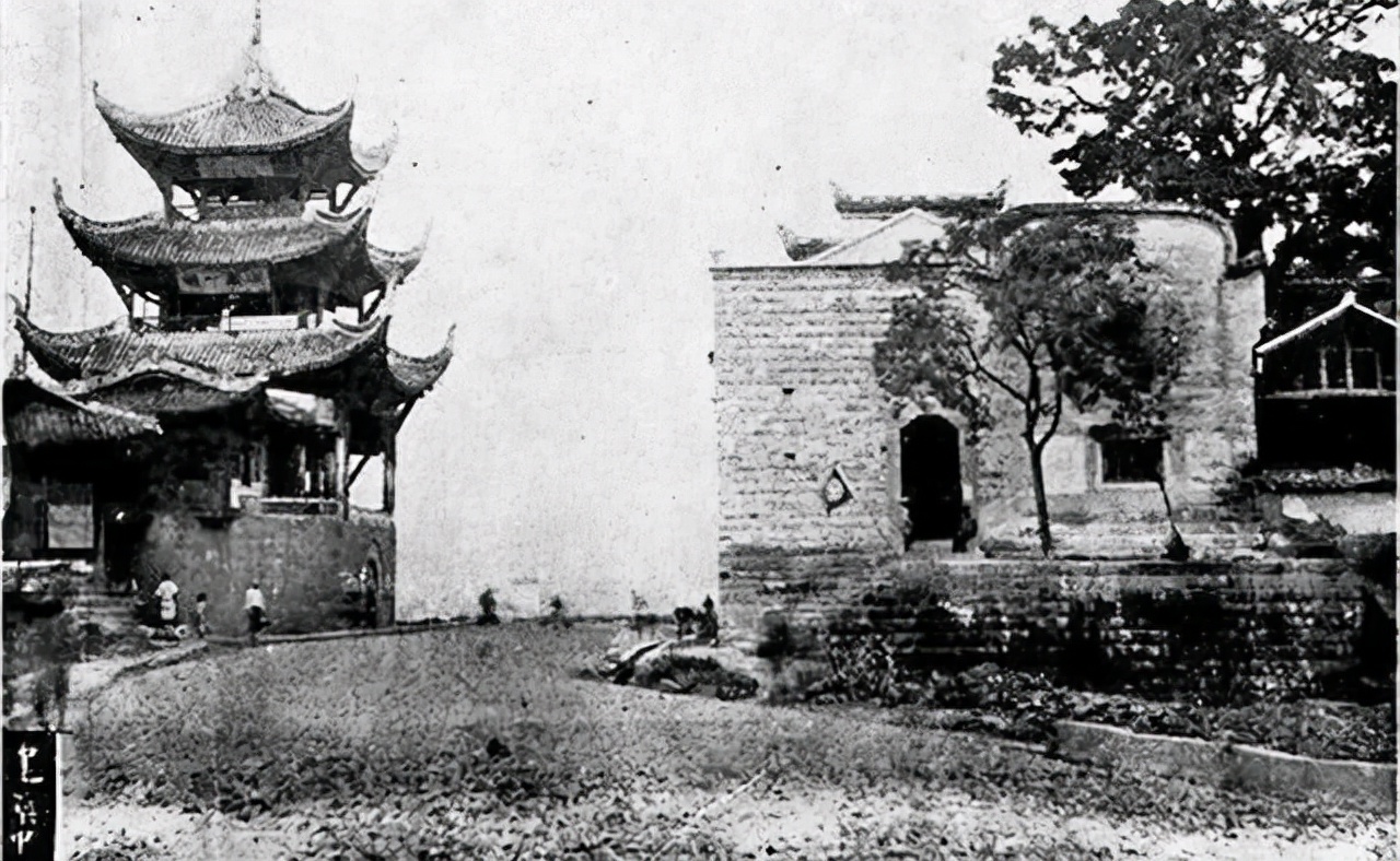 西山钟楼不是万县钟鼓楼，是万州的标志性建筑，长江三大钟楼之一