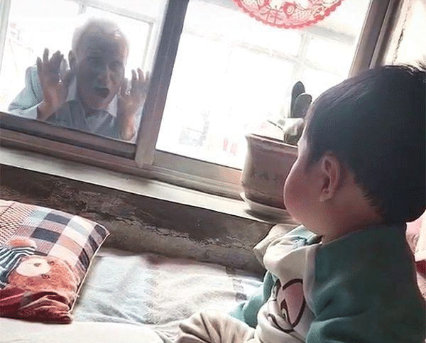 暖哭朋友圈的瞬间：这世上最爱孩子的人，或许不是妈妈