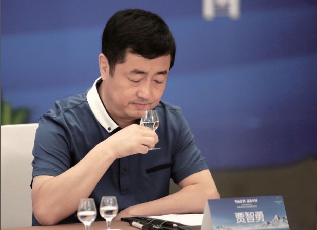 从儿时为父打酒到国家级大师，他创新多项技术，打造高端白酒精品