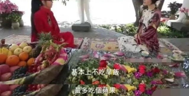 61岁杨丽萍近照曝光，指甲护理一年18万！为身体终身绝育绝食