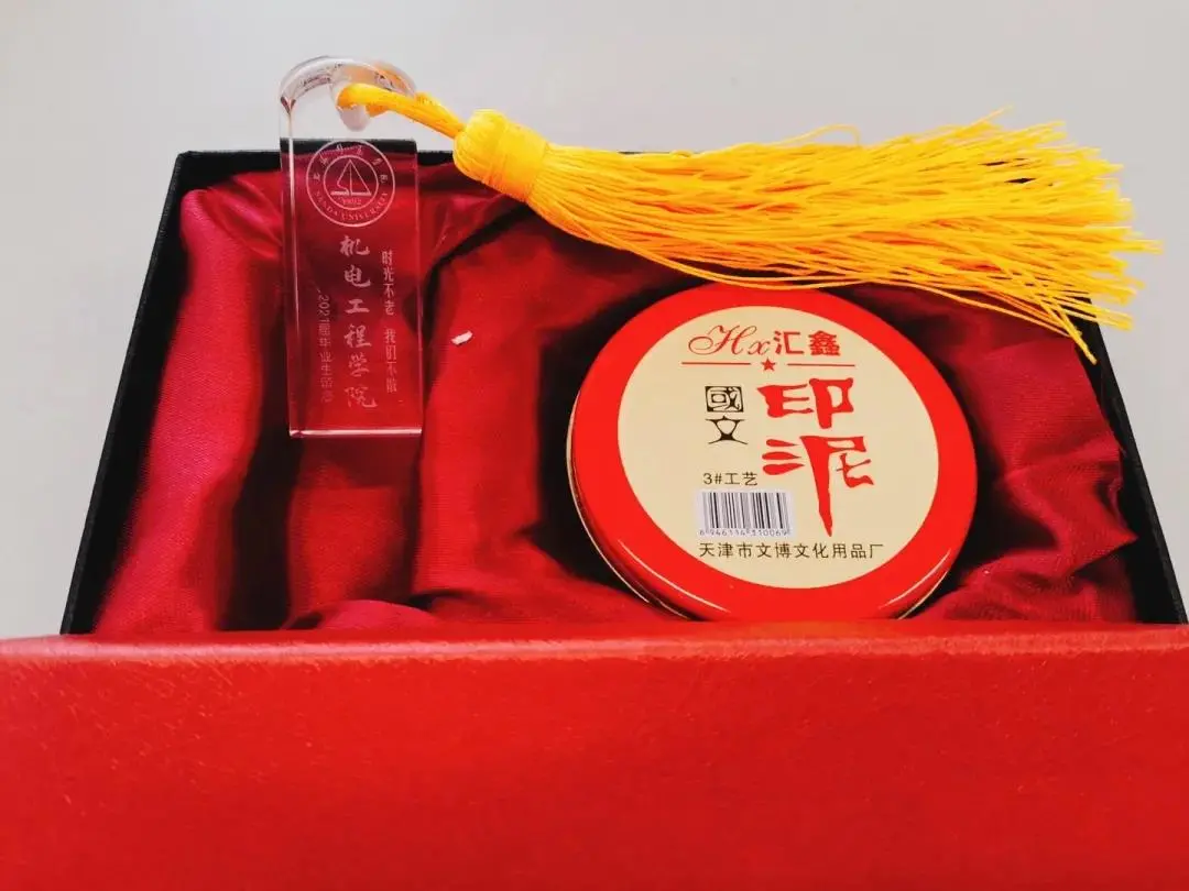 毕业快乐！沪上39所院校的毕业礼品，你最心仪哪种？