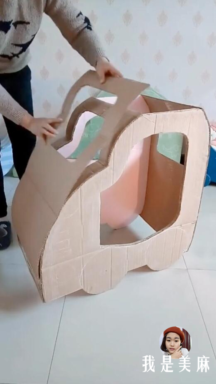 纸盒制作小汽车(爸爸用废纸箱给儿子做了辆小汽车) - 四帝国车市