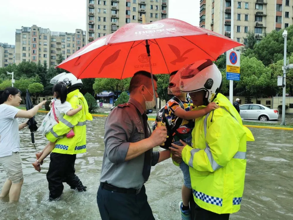 暴雨中的这四个动作，帅