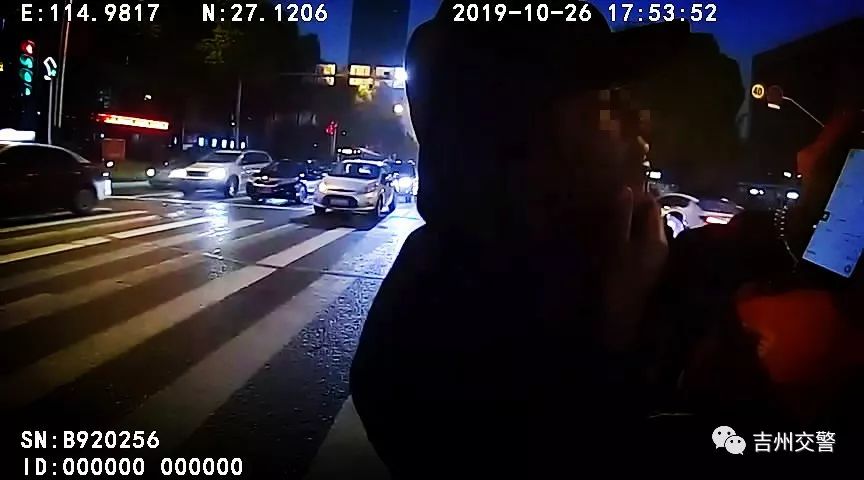 吉安热心市民捡到一个钱包，交警帮找到失主竟是外国留学生