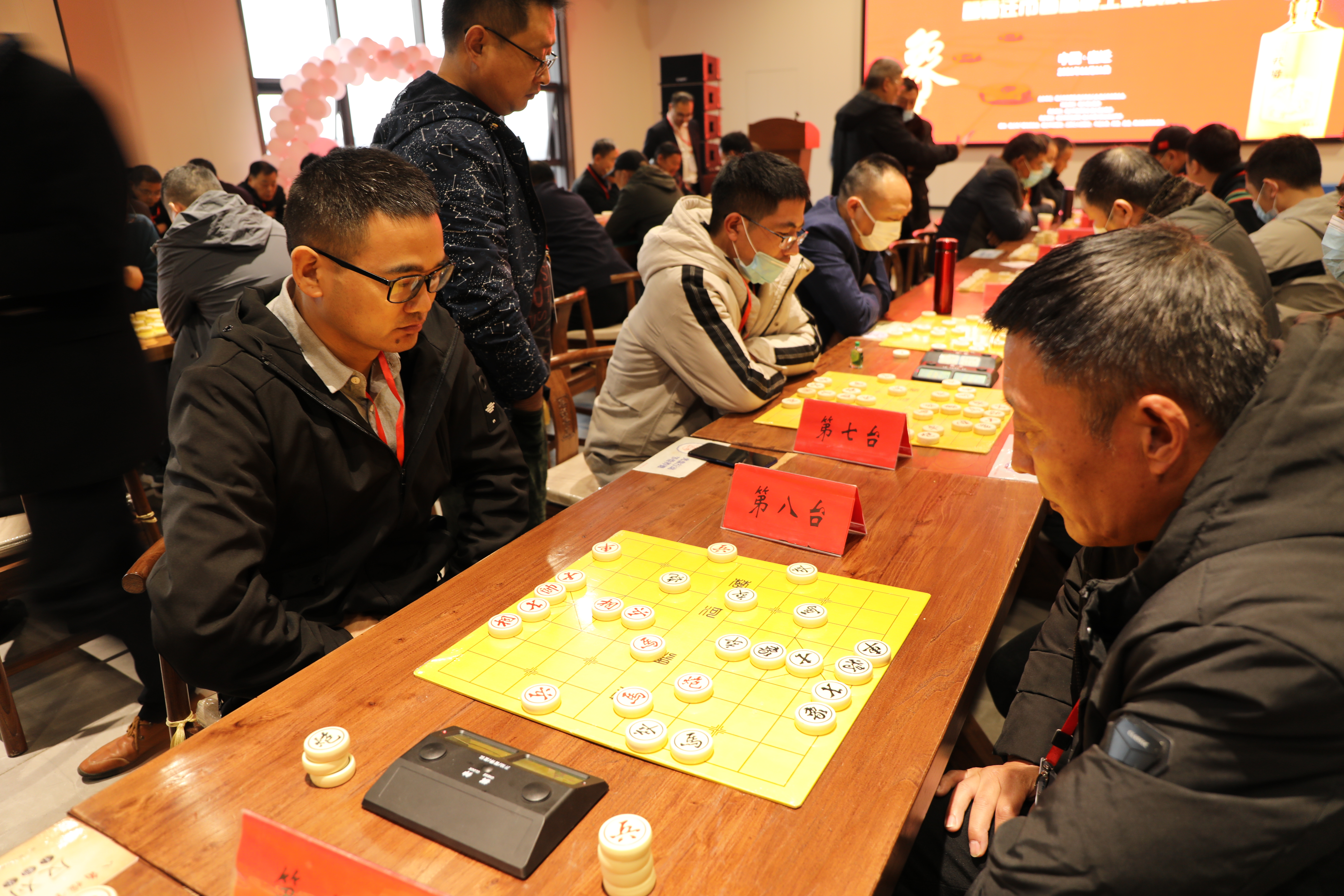 进行现场指导与快手直播,他在接受采访时说:"象棋中的楚河汉界和