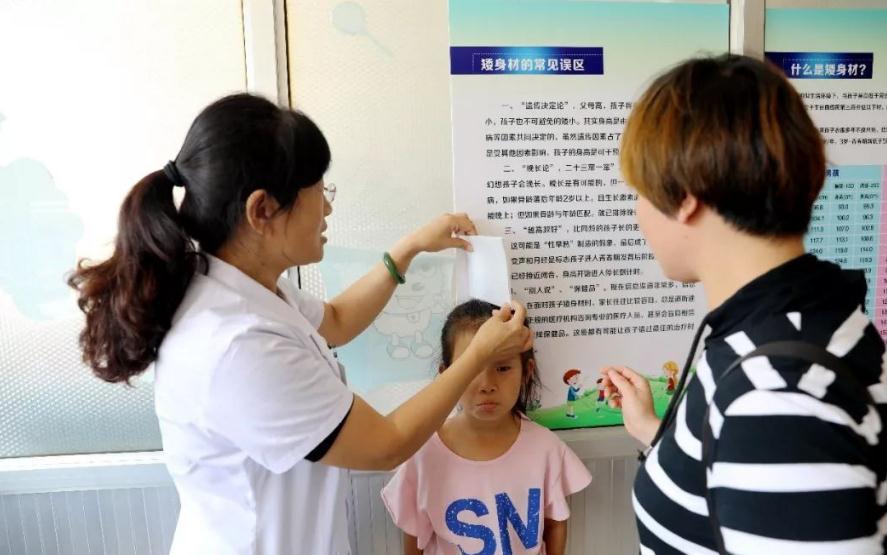 小学女厕出现月经提示牌，家长却大惊小怪，小学来月经正常吗？