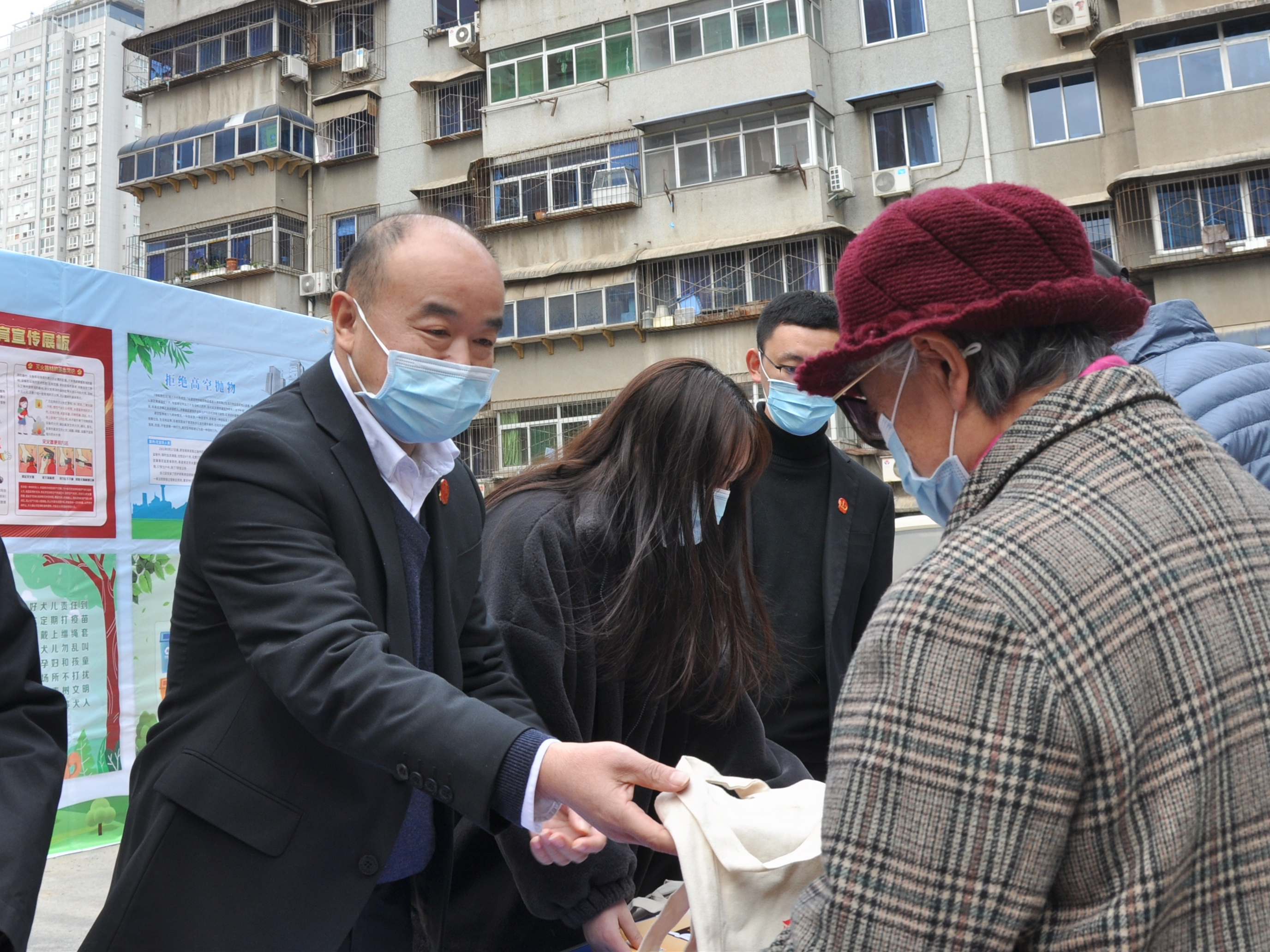 西安市雁塔法院：雁法平安号 | 法官普法社区行 做平安路上的“守护人”