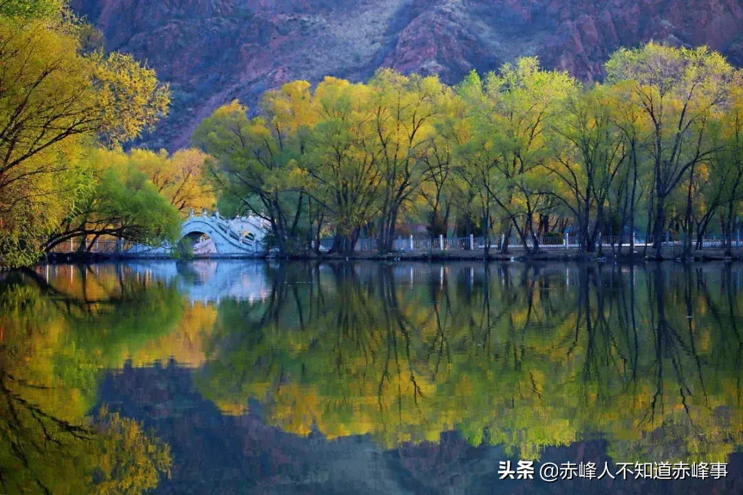 水影红山 亦真亦幻