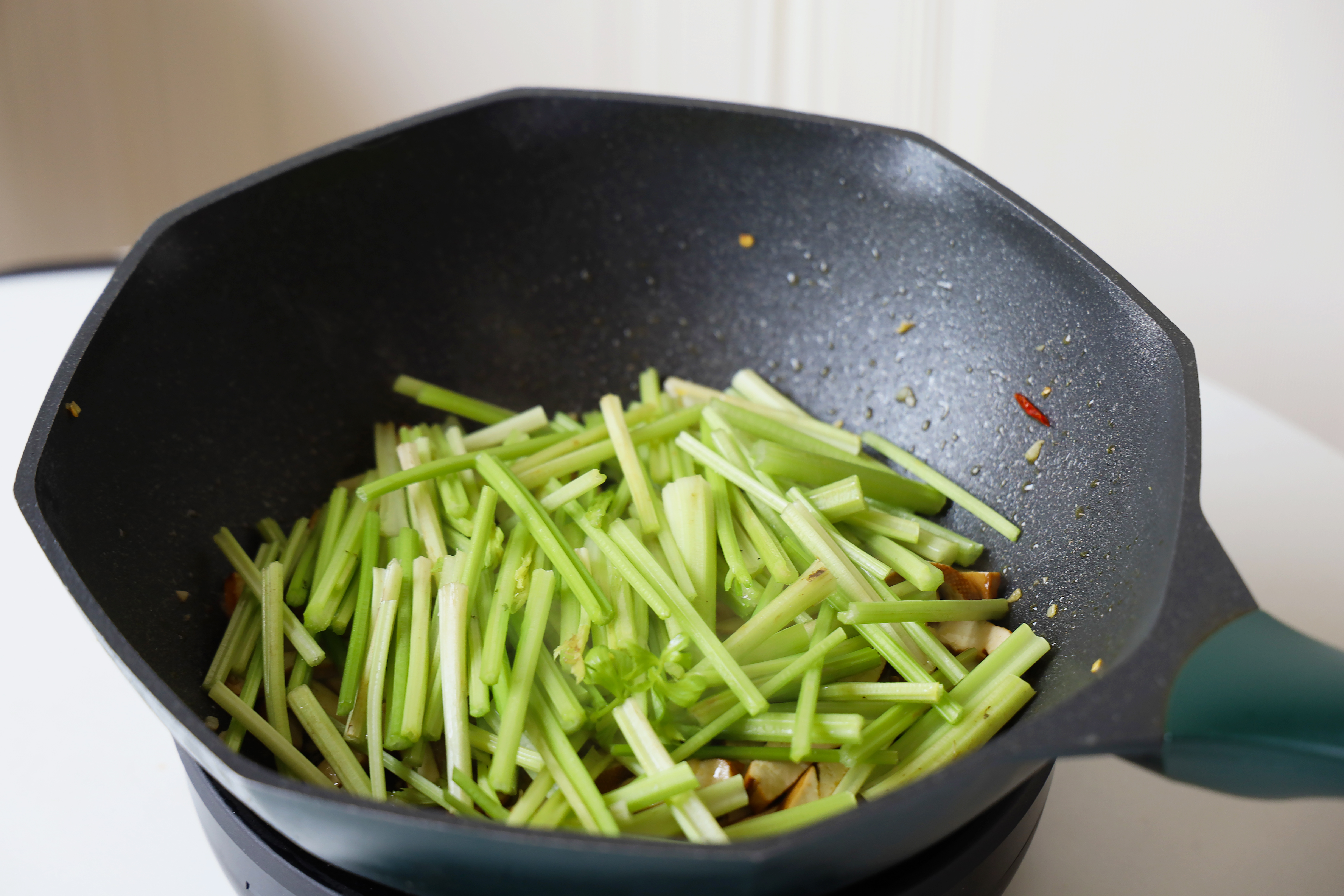 芹菜炒香干，到底是先炒芹菜还是香干？教你正确做法