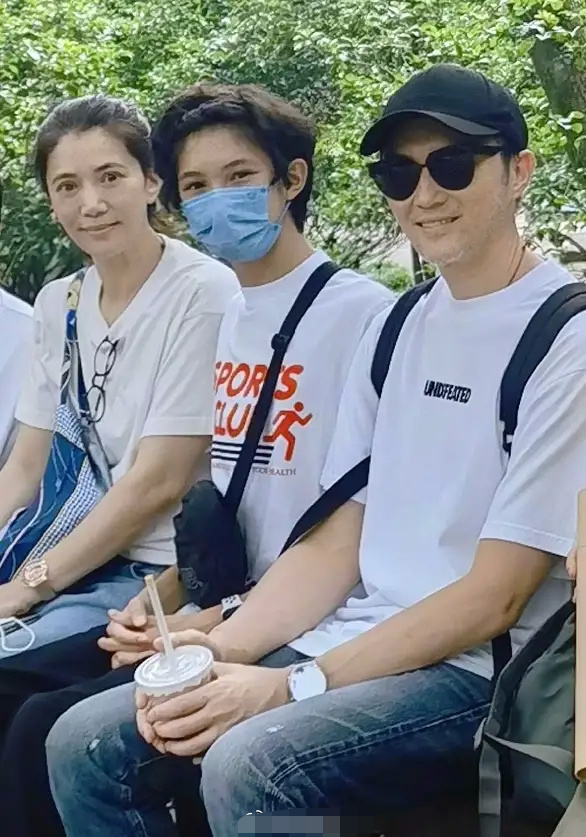 袁咏仪儿子正脸罕见曝光！长相帅气不输男团偶像，与张智霖很神似
