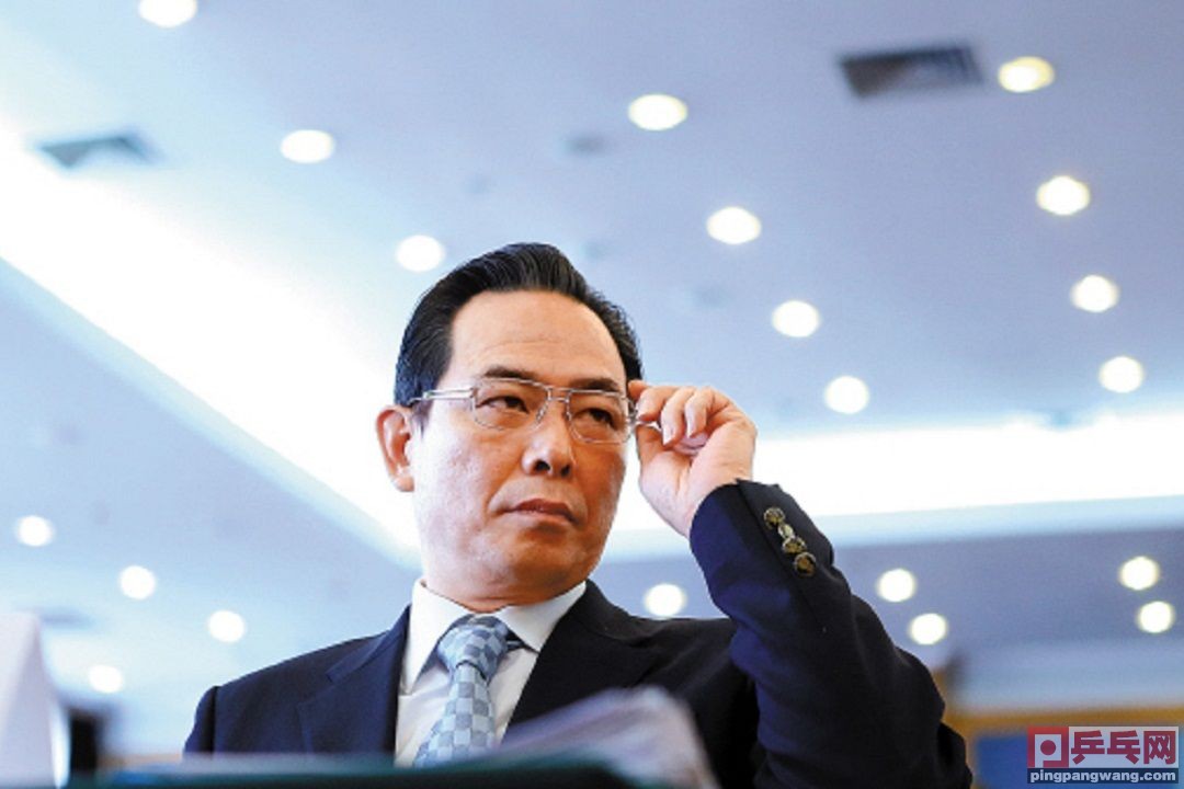 世乒赛进入彩色时代，黑哥阿鲁纳绿色球拍亮瞎眼，索尔佳紫色