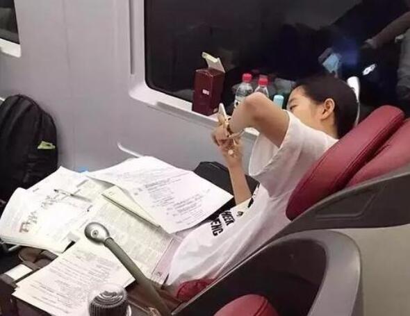 关晓彤高考成绩曝光，明明在拍戏赚钱，为什么高考成绩这么好？