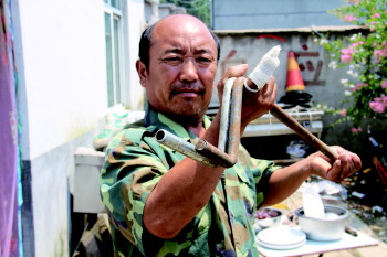 要发动它,得把摇棒穿过保险杠的通孔,嵌入发动机上的凹槽里,剩下的就