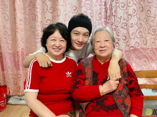 黄晓明杨颖被曝分居两年，官司文件暴露同城不同屋，婚姻状况成谜