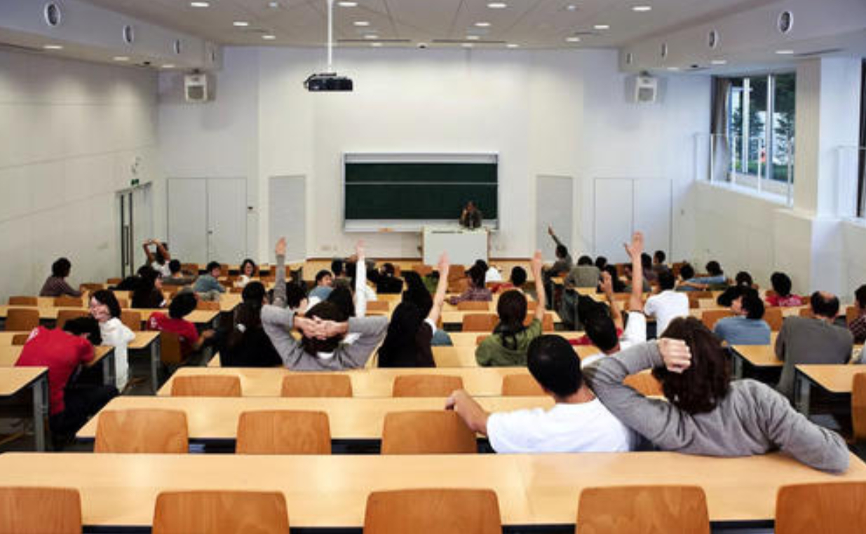 大学里“商机”无限，存在些许“灰色交易”，一旦接触将不胜其弊