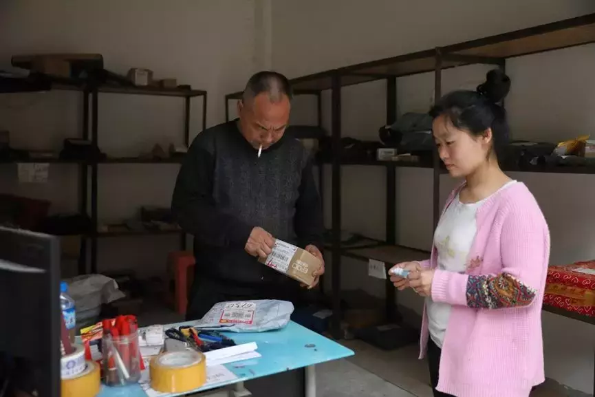 记者冒险探入“中国西南最后的秘境”,记录 “夺命山道”上的快递小哥