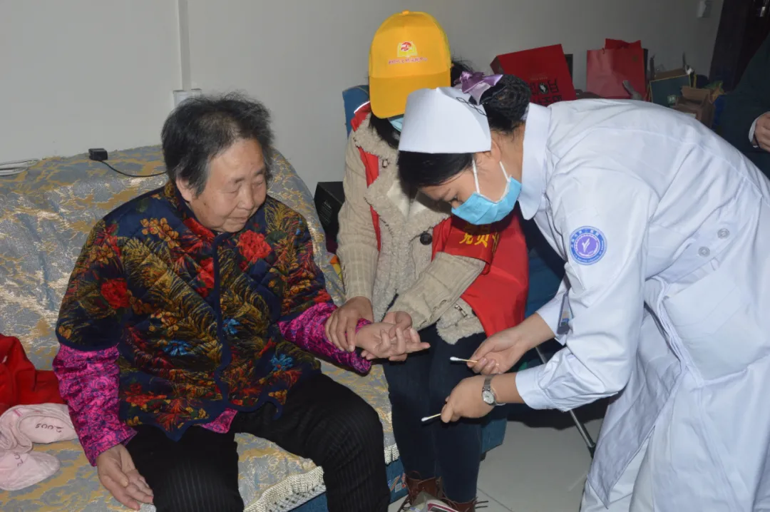 渭南市卫健委机关第三、四党支部组织开展关爱老人及留守儿童活动