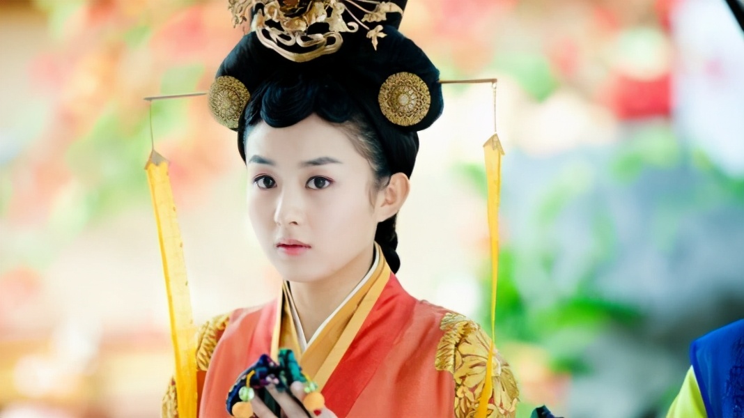 没背景学历低，喝水都被骂，赵丽颖出道14年怎么“熬”过来的