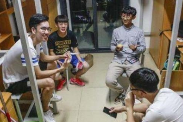 四川一高校女寝火了，6人建3个群，上演现实版“宫斗剧”