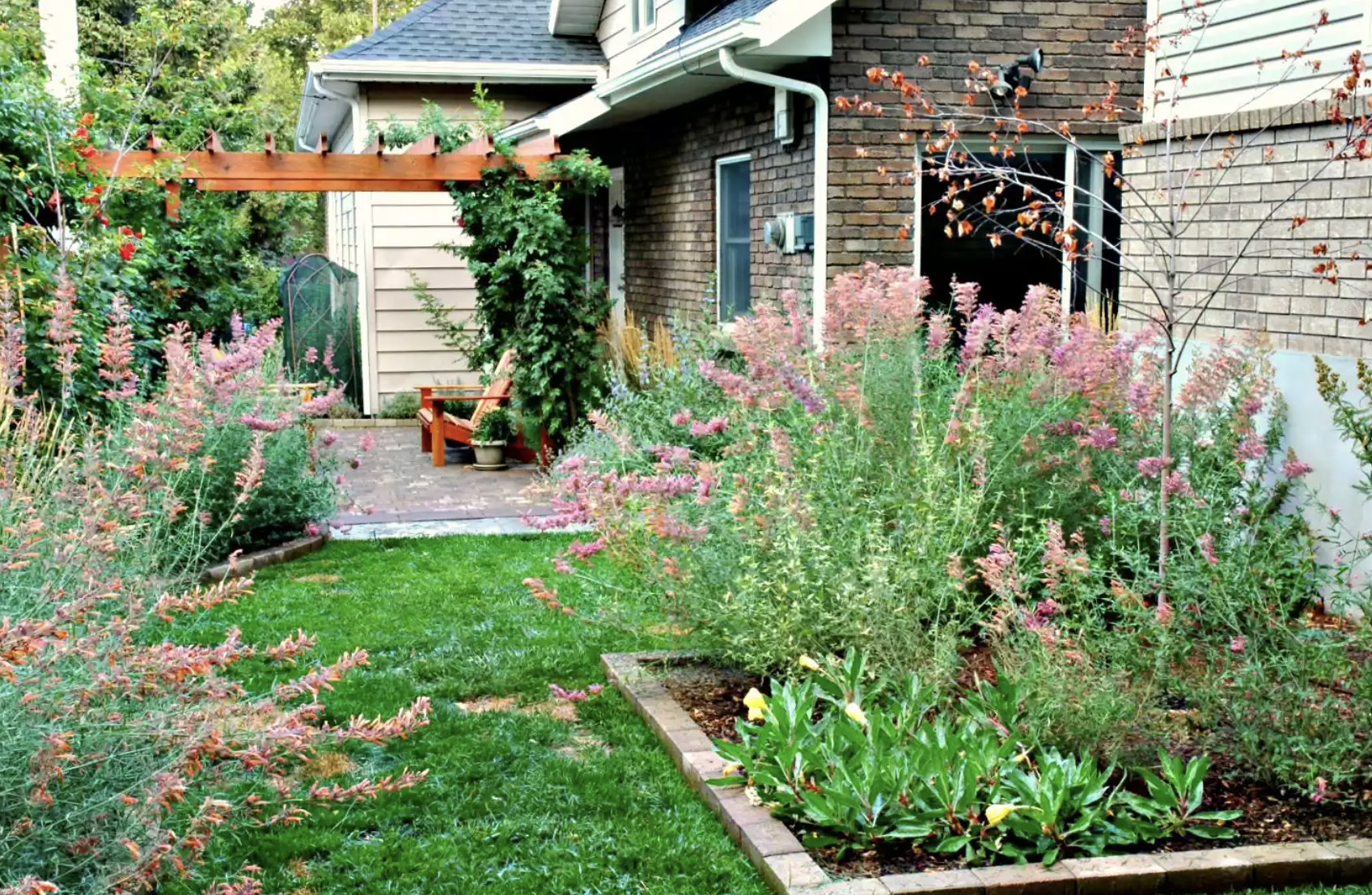 40个家庭园林景观设计,让花卉植物在户外发挥最大的潜能