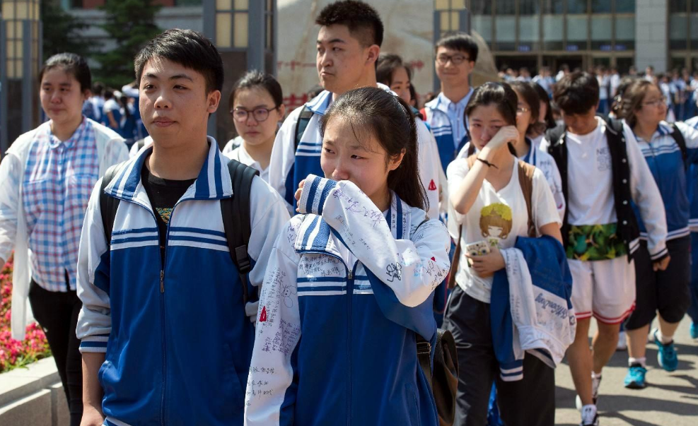 2021各省高考分数线出炉，文科生看后哭了，学霸表示很满意