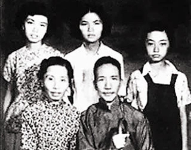 妻子卧病在床，他提前为妻子写挽联，妻子看后：我一定比你活得长