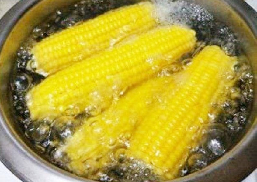 煮玉米别只用清水了,多加这一样东西,煮熟的玉米软糯香甜特好吃