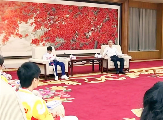 全红婵身材比例太好！窝进沙发两条大长腿很显眼：腿长1米2既视感