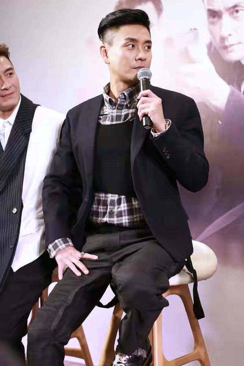 黄宗泽年过40变"邋遢",白发丛生还乱蓬蓬,180身高穿出160效果