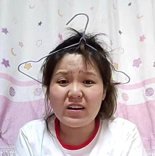 更加神奇的是,这个老伯就是达令的父亲,后来成为她的公公.