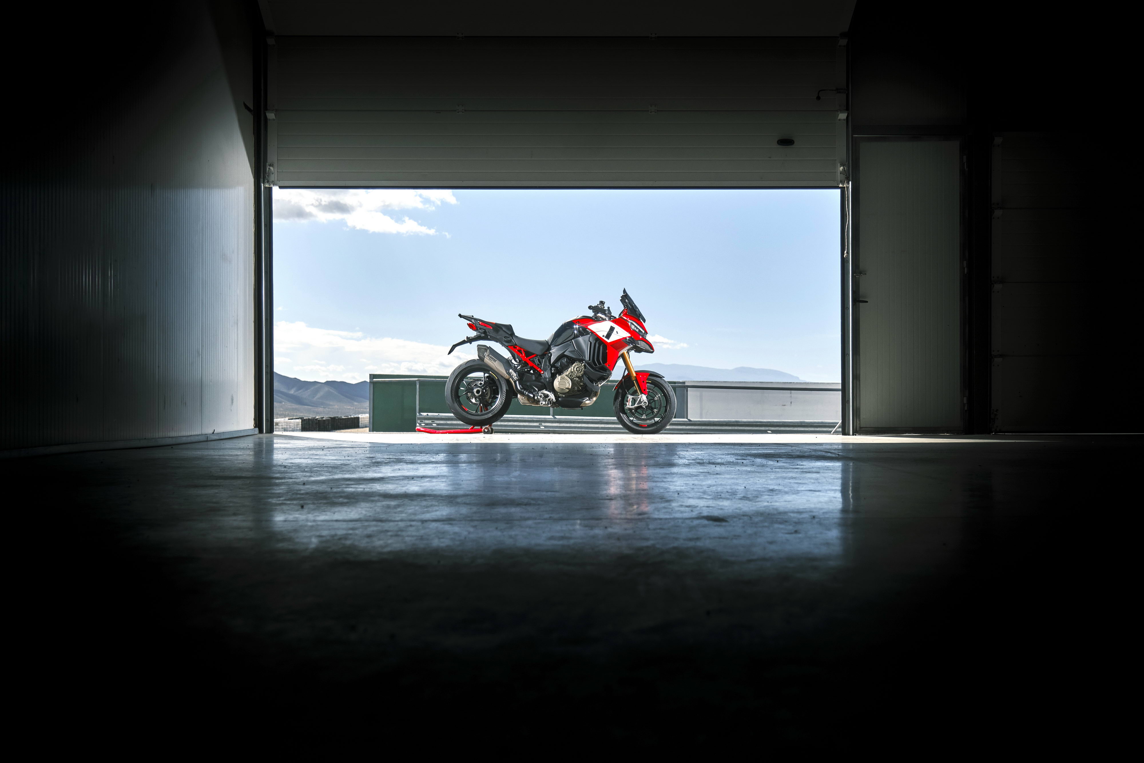 杜卡迪 2022 Multistrada V4 派克峰版 户外特写
