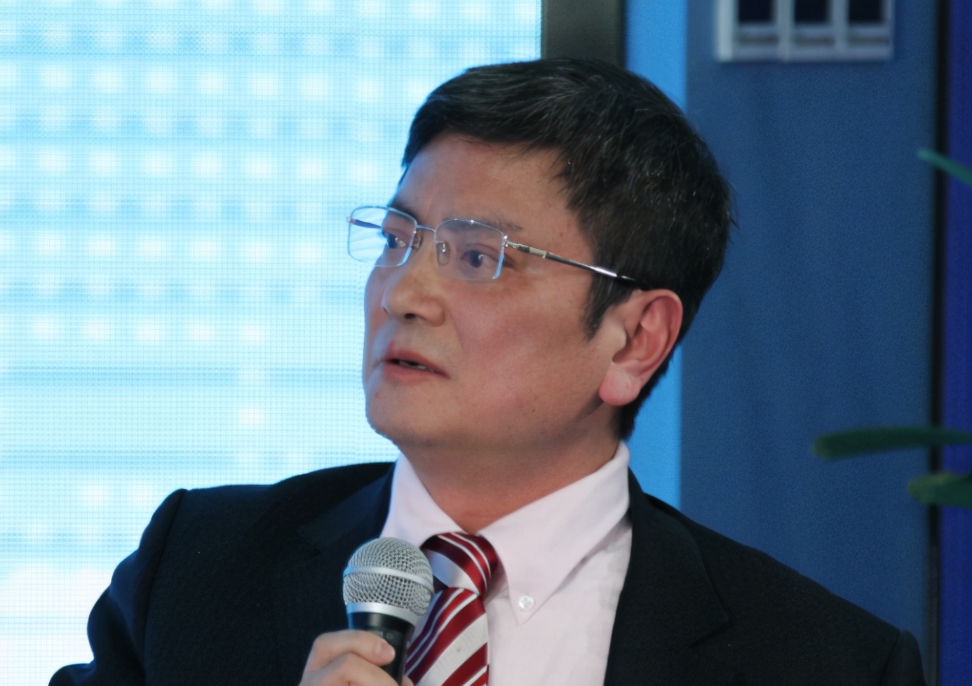 “愤青教授”郑强：毁誉参半的贵州大学校长