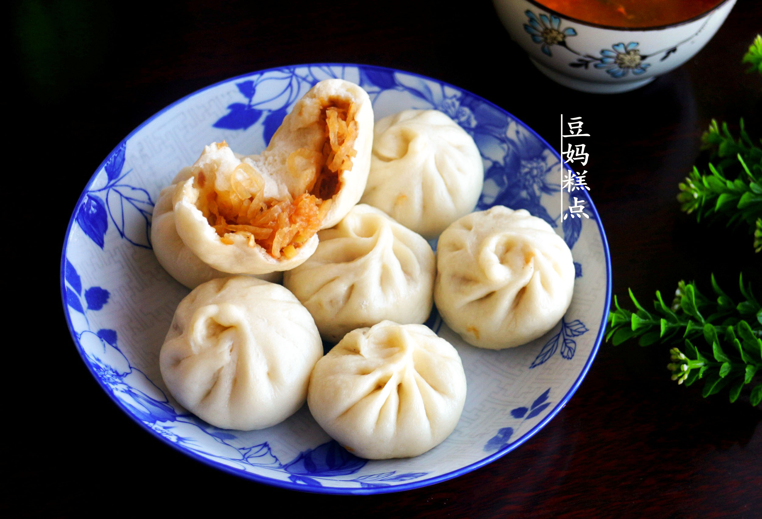 纯萝卜馅包子，不用肉不加蛋，清香味美又健康，蒸了2笼不够吃