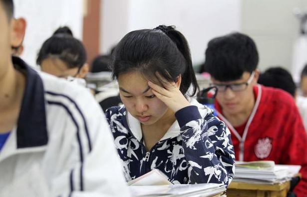 中小学生的困惑：周末不让补课，周中允许补，到底是减压还是增压