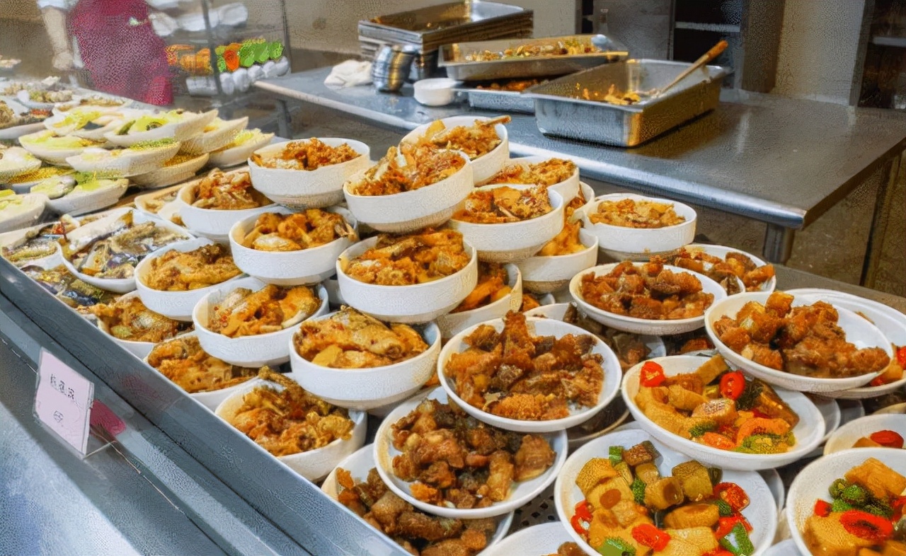 高校大学食堂火了，画风奇特引热议，学生：吃个饭好像要把人送走