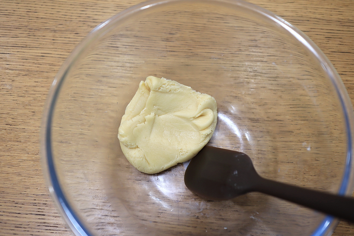 黑芝麻酱绿豆沙月饼还真好吃，说啥也得试一试，歪打正着的美味