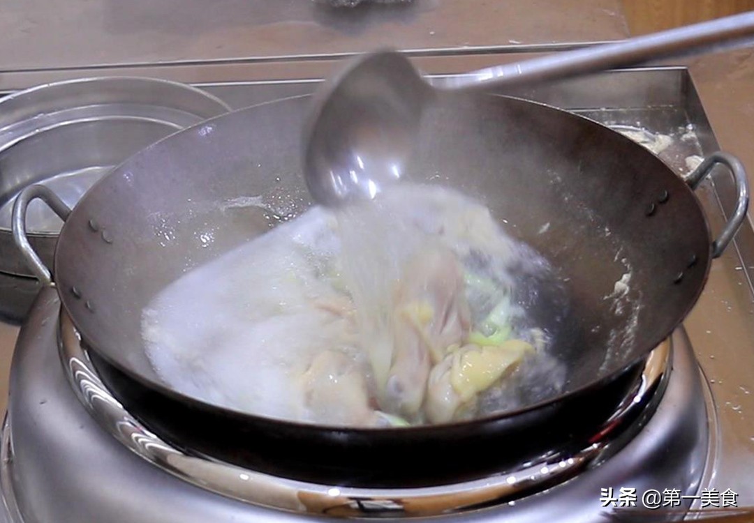 如何炸鸡腿教程（炸鸡腿零难度但却最好吃的做法分享）