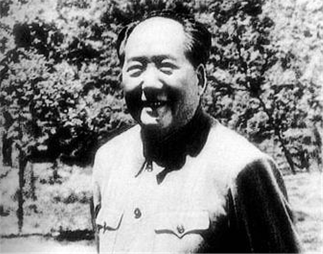 毛主席拒穿防弹服：自信人民是不会搞我的