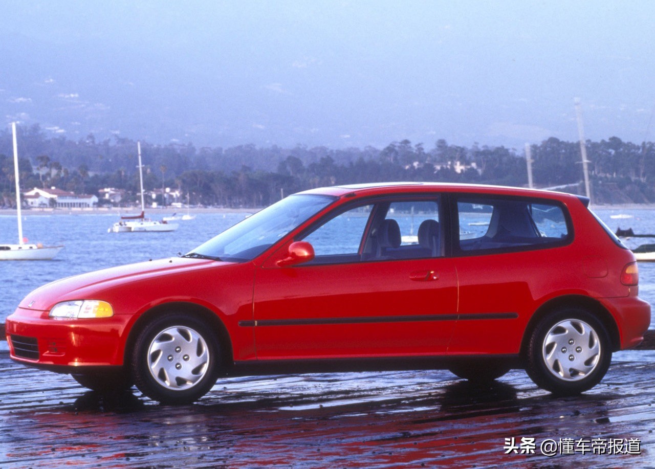 不同于此前历代车型棱角分明的设计风格,第五代思域的外观变得更加