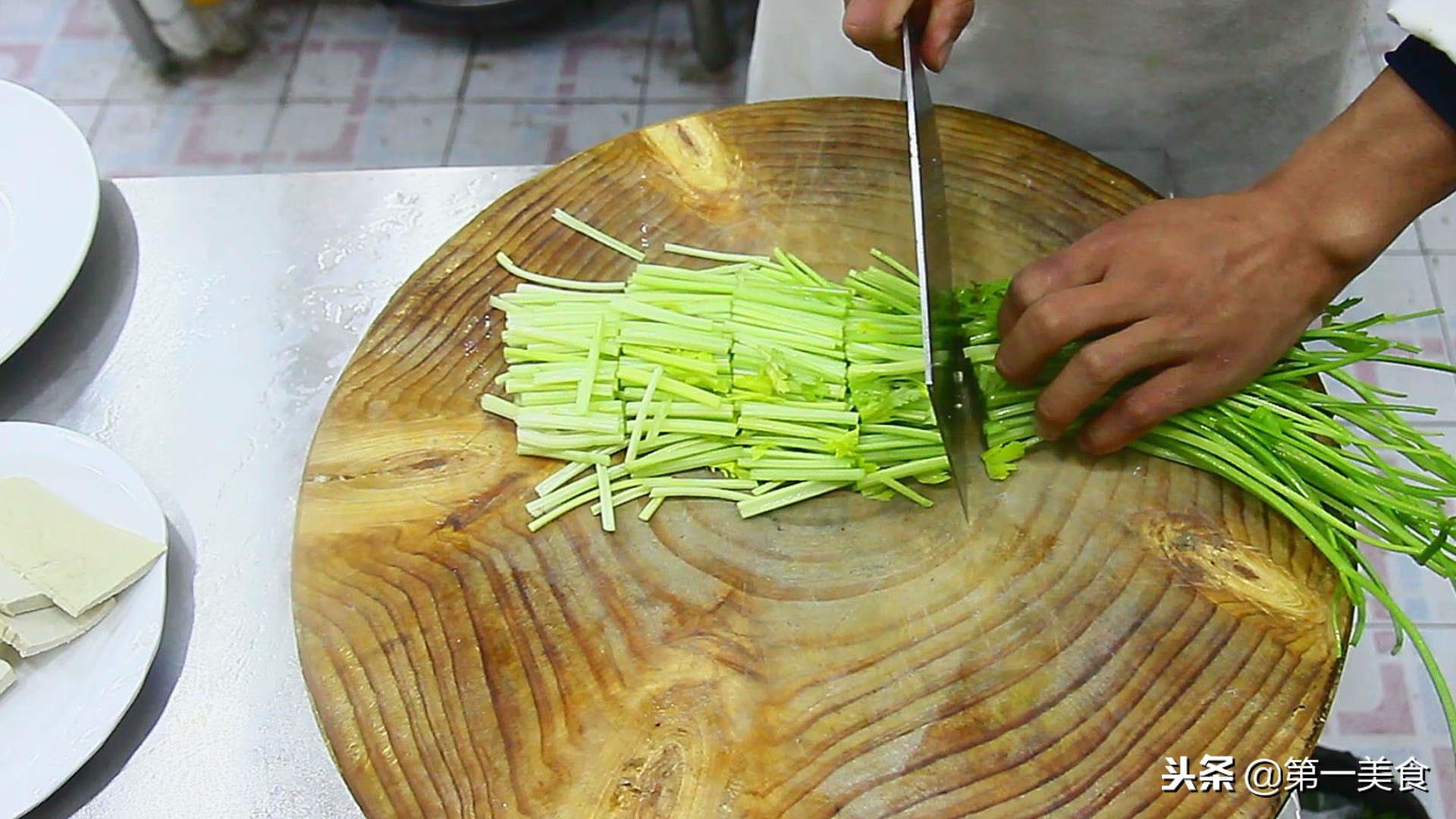 豆干炒芹菜的做法（教你一个家常做法没有肉也香）