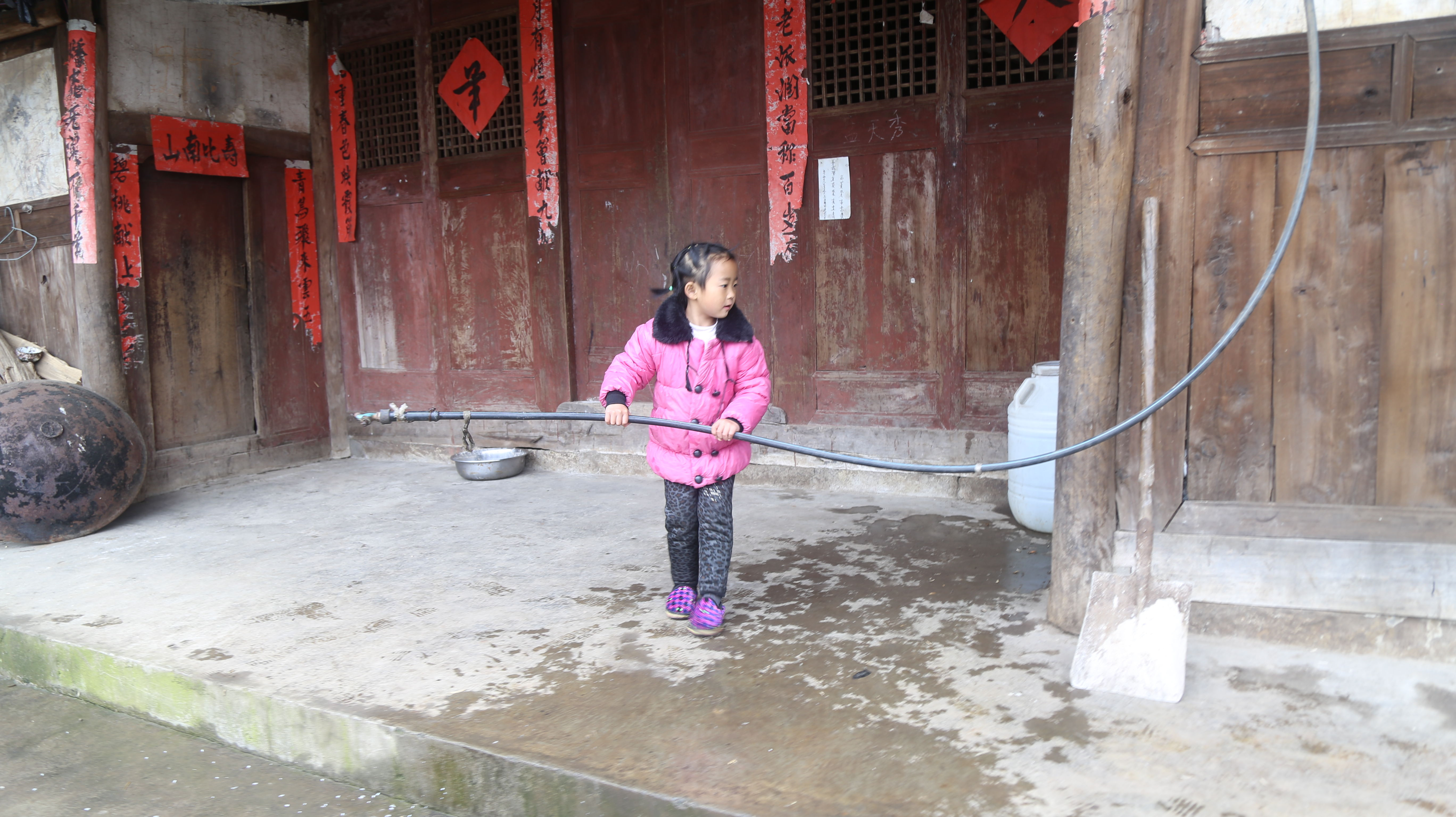 爸坐牢妈失踪，六岁的她撑起三代之家，13亿人为她点赞