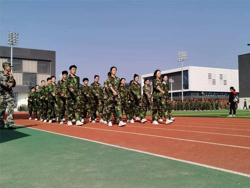 太原市第二外国语学校2021高一军训闭营仪式暨汇报表演