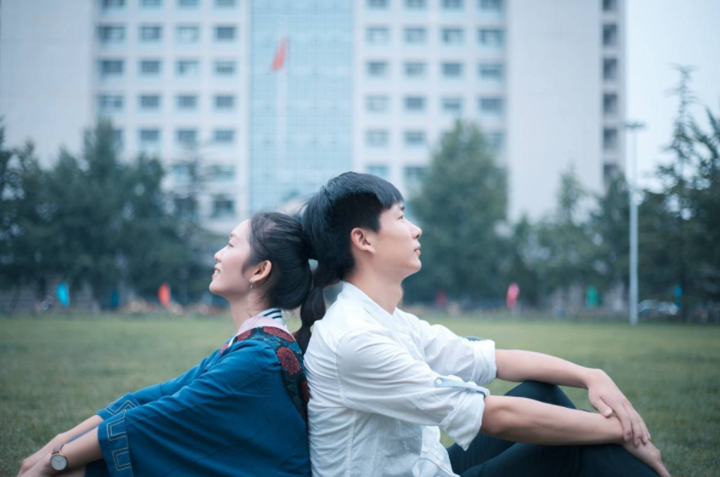 大学生带女朋友回家，当晚明目张胆同居一室，家长表示接受不了