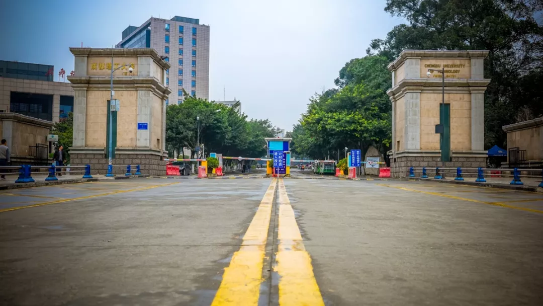 成都超“火”高校：占地2890亩，坐拥4大网红食堂，获人民日报关注！