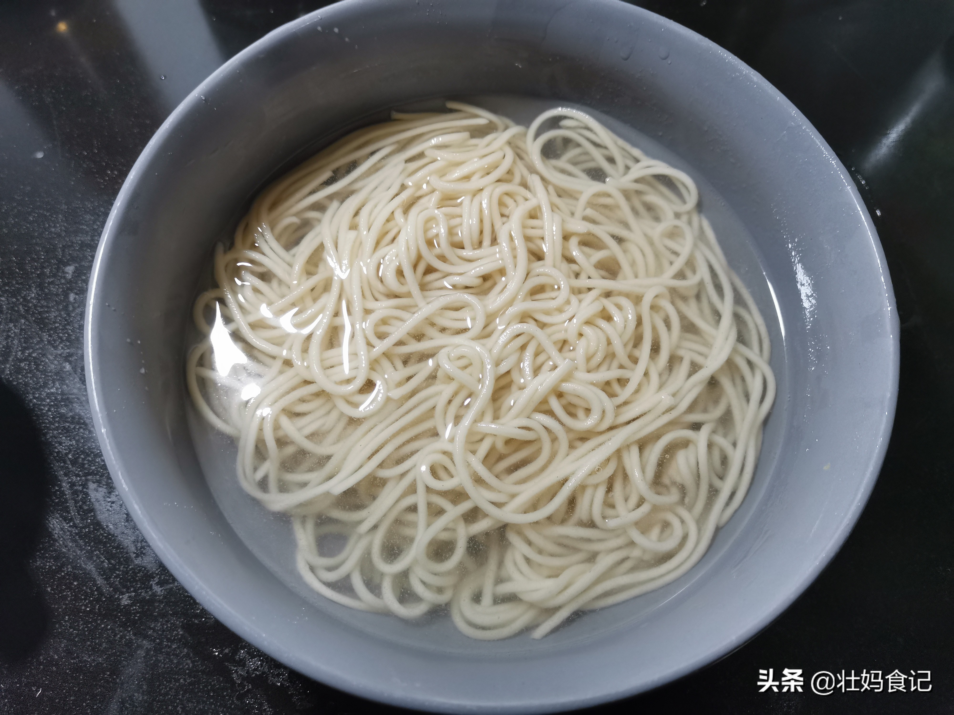 用荞麦粉做一碗劲道爽滑的凉拌面，轻脂健身更营养，全家都爱吃