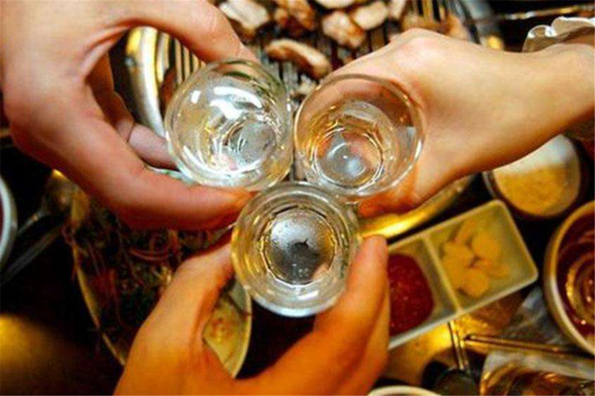 农村俗语:卯时不喝酒,酉时不骂妻,啥意思?老祖宗对男人的告诫