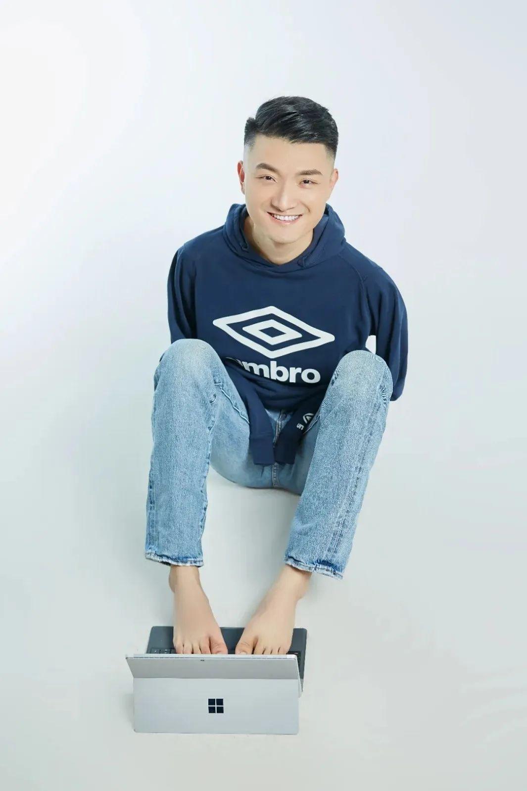 无臂学霸杨孟衡：用脚写字考出文科状元，寒门贵子的开挂人生