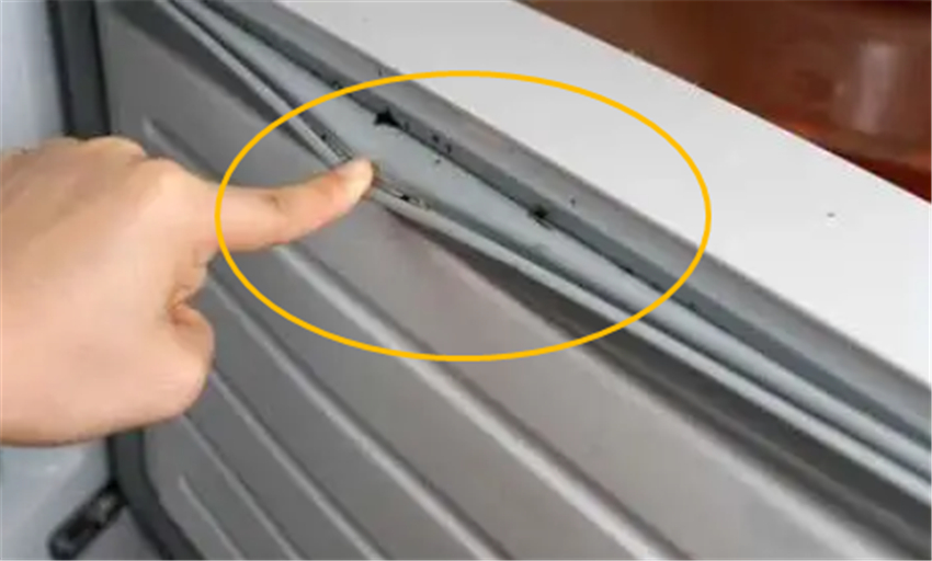 想让冰箱多用几年，这1孔1缝隙要及时清理，一年还能省不少电费