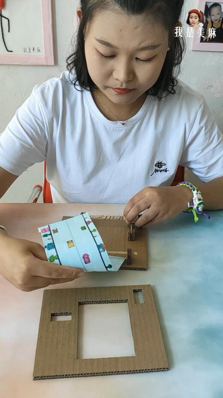 妈妈用废纸箱给儿子做了个小玩具，用两根手指就能玩，画面很逼真
