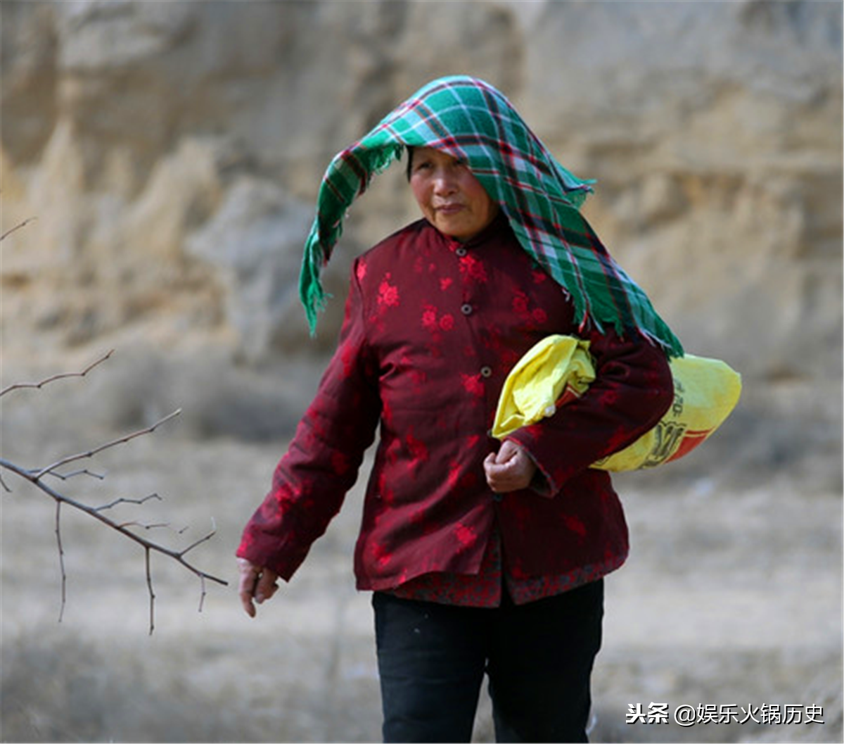 俗语：男抖穷，女抖贱，树摇叶落，人摇福薄，教你做人的规矩